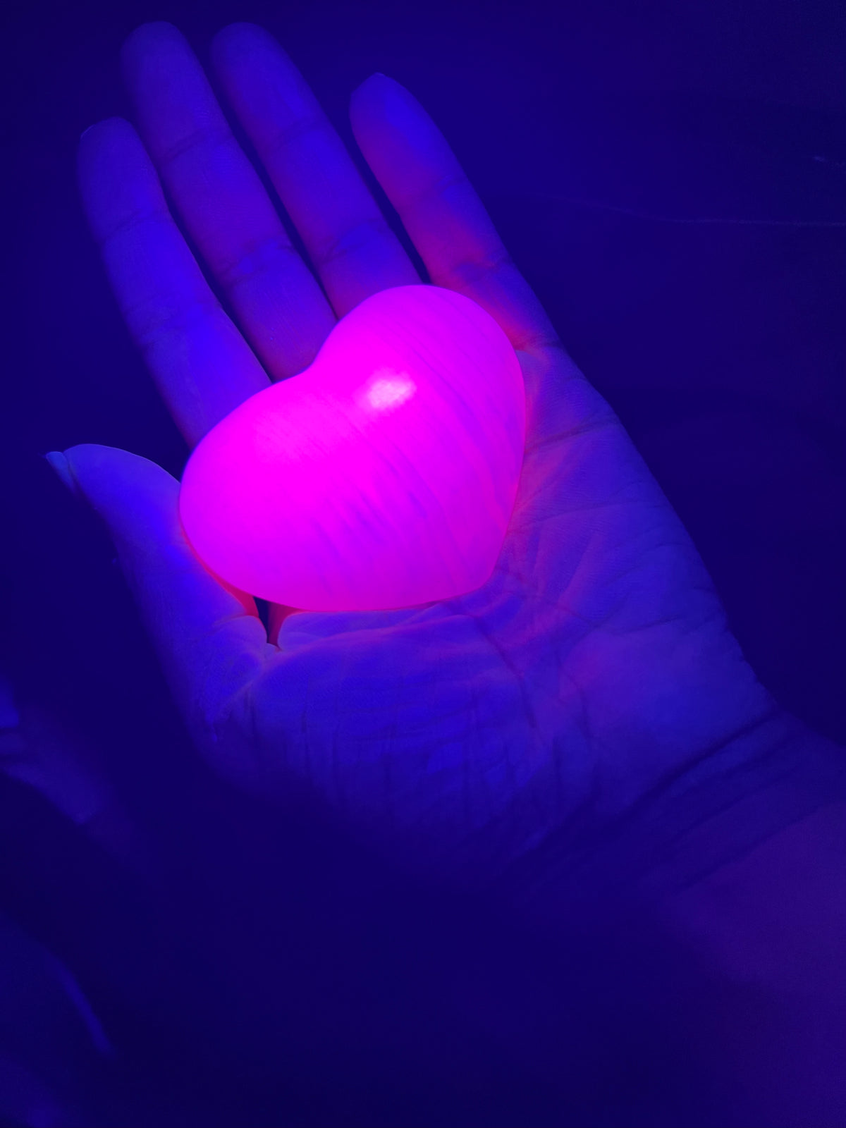 Mangano Calcite Hearts (UV Reactive 😍)
