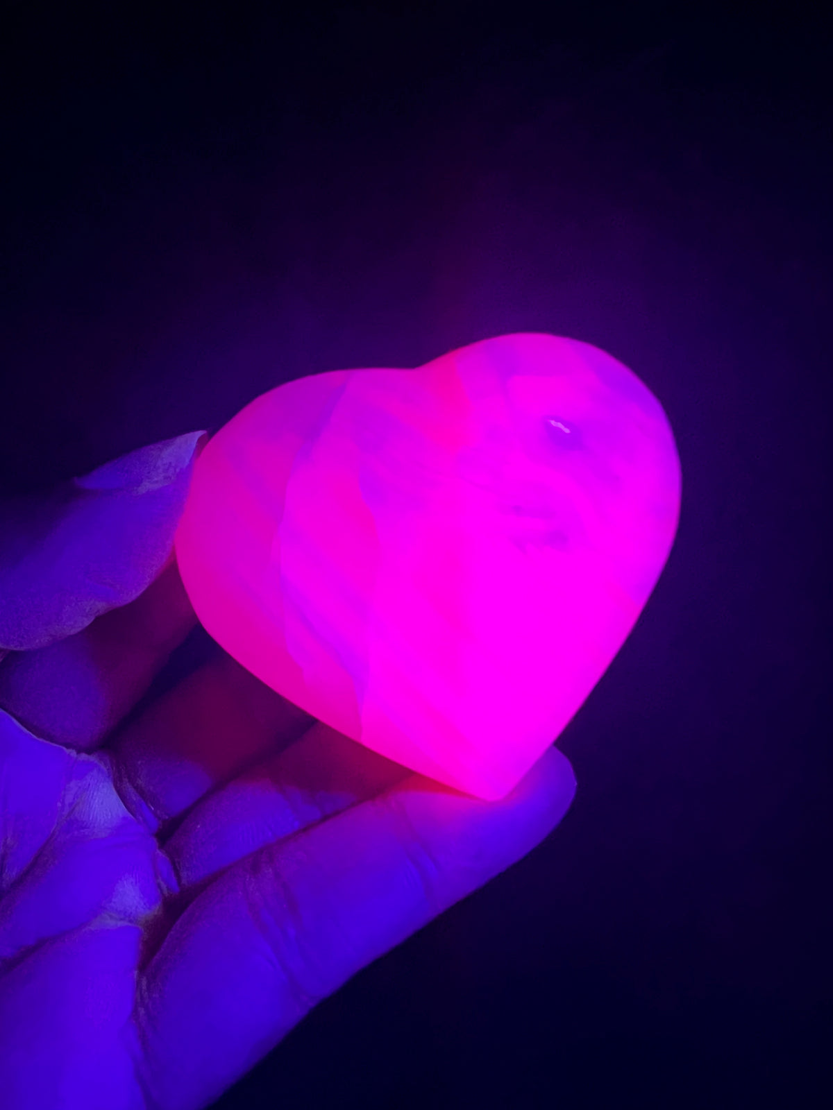 Mangano Calcite Hearts (UV Reactive 😍)